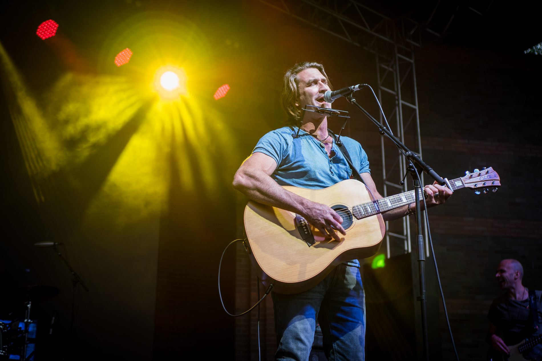 Pete Murray performing at an RSL Queensland event